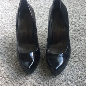 Marbled black and brown heeled shoes